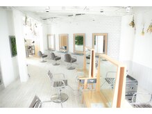 自然光たっぷり！明るくて天井が高い店内がリラックスできると好評。［ショート/白髪ぼかしハイライト］