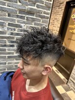 ミリオンバックス 御徒町店(Million Backs)&nbsp;スペインカール/スキンフェード/束感ショート<理容室>[メンズ]