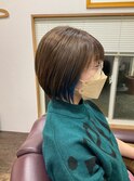 ショートボブ　　インナーカラー　イヤリングカラー