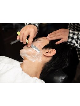 ひげを剃るだけではなく、産毛や眉の形、ひげのデザイン、もみあげなど…細かなお手入れもお任せください☆