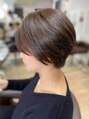 クロムヘアー(CHROME HAIR) 耳が少し出るくらいのショートスタイルです。