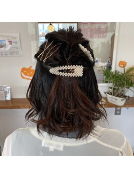 ヘアーアンドメイクアップモパ ハーフアップ