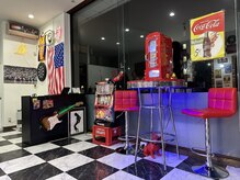リット(Lit)の雰囲気（BARみたいな待合と番犬と自動販売機のような冷蔵庫もあります。）