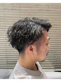 黒髪ツーブロック刈り上げ短髪パーマ