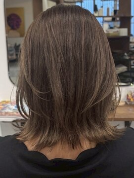 ルイ(ROUIS produced by LUCK 津田沼) ROUIS津田沼 柔らかベージュで叶える白髪ぼかし