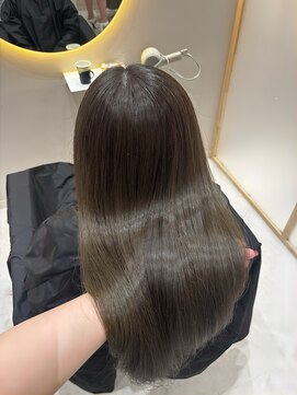 ジーナ 高田馬場(Zina) 透明感たっぷりなオリーブグレージュです♪