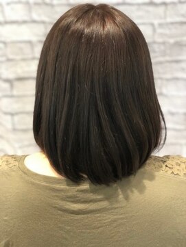 ミーティア バイ クアトロ(Meteor By QUATRO) リラクシーなこなれ感のある決めすぎない切りっぱなしボブ