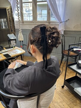 キキ(kiki by KENJE) ふわふわシニヨンアレンジ