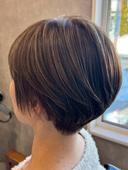 白髪をカバーしながら、明るい色味も楽しめるグレイカラー♪髪の状態に合わせてカラー剤を選定いたします。