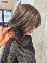 ルル(Lulu) グレージュカラーミディアムレイヤースタイル