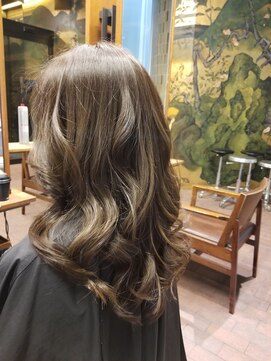 グランエクラ バイフルショウ(GRAND ECLAT by FURUSHO) 大人可愛い20代30代40代　外国人風アッシュウェーブ