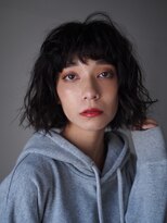 エラ(ELLA)&nbsp;ストリートカジュアルな強めパーマで印象的なヘアスタイルに