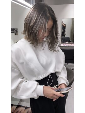 キング 高槻(K!ng) ホワイトハイライトブロンド無造作スタイル