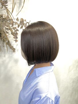 ベルム(Belme) ペールベージュ切りっぱなし風コンパクト艶ボブ/用賀