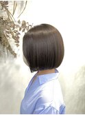 ペールベージュ切りっぱなし風コンパクト艶ボブ/用賀