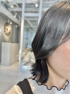 リン(Lin) 切りっぱなしボブ×くびれ巻き