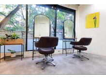 ジラ ヘアアンドメイク(girra HAIR&MAKE)の雰囲気（【店内風景】自然光に包まれる店内は、都会のオアシス）