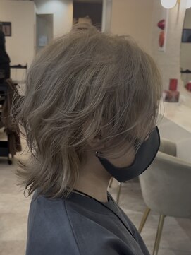 ラビス クローバー(Lovis clover) ブリーチ1回で出来るベージュ×ウルフカット♪あゆむ