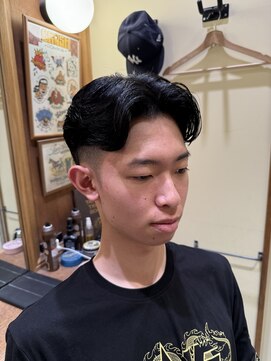 フォーコーナーズ(Four Corners) センターパート/フェード/バーバー