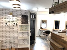 ヘアーメイク アールエム(hair make R M)の雰囲気（白を基調した明るい店内[まつ毛パーマ/まつ毛エクステ/日進]）