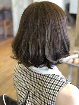 雰囲気の変化を楽しむ!抜け感のある立体的なMedium hairは[irietime]。思わず見入ってしまう程憧れる女性に