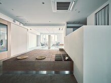 ブルック(BROOK.)の雰囲気（落ち着きと洗練が調和するモダンな受付と待合。）