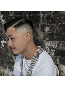 ウィスカーズ(Whiskers) スキンフェード×ショートスタイル