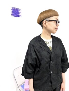 イラカ(elaka) ベージュカラー×刈り上げショート×マッシュショート