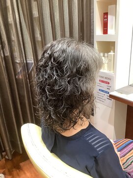 美容室ヒラトヤ 都南店 レイヤーパーマ＊ミディアムレイヤー＊ホワイトシルバー40代50代