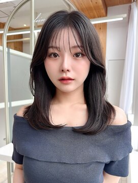 アフロート ディル(AFLOAT D'L) 透明感カラーと小顔に見える顔まわりが人気のミディアムレイヤー