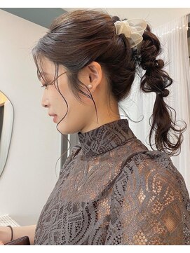 ミラ(Mila) 結婚式.パーティーなど！高め編みおろしポニー★リボンアレンジ