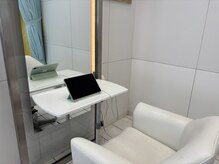 全席一台ずつタブレットを完備、雑誌や動画を見ながら過ごせます