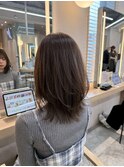 前髪ありミディアムレイヤーカット顔まわり透明感カラーベージュ