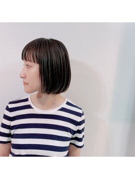 アトリエ オーツー(atelier O+O) ワイドバングにアゴラインのキリッとボブ