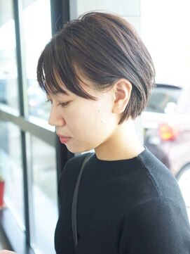 メゾン アヴァロ(Maison Avallo) 伸ばしかけの方でもおすすめな耳掛けショートボブ