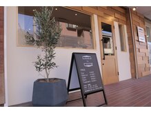 スティックトゥーヘアー(stick to hair)の雰囲気（外観はオリーブが目印です。）