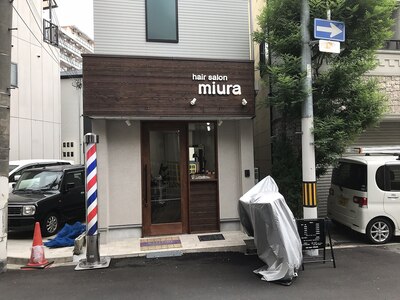 茶色の看板にローマ字表記が当店です。