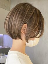 《*今話題の白髪染めハイライト*》"白髪を消す"より"白髪を活かす"髪に＊立体感が出る白髪染めハイライト＊