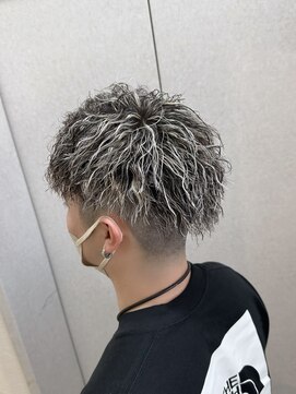 コワファーストナガサキシャンプーボーイ(COIFF1RST NAGASAKI SHAMPOO BOY) ツイストパーマ　メンズサロン　ハイライト　メッシュ