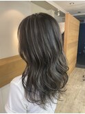 大人女子_コントラストハイライト_ロングヘア_アッシュグレー_