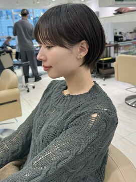 アンド ストーリーズ(&STORIES) 前髪あり耳掛け丸みくびれショートボブ20代30代40代50代(蘭)