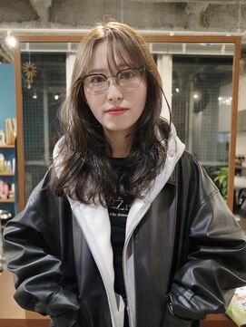 ヨー(Yoh-) 【ミディアムレイヤー/ササキケイスケ】パーマ/透明感