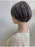 大人ショートボブグレージュ透明感カラー耳かけショート