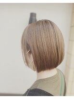 リックヘアー(Ric Hair) 透き通るベージュのボブ