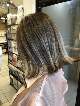 ペネロープ(Penelope) 新宿/外ハネボブ/ミディアムボブ/切りっぱなし/ハイライト