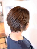 フワッとまろやかな流れるバングのショートスタイル