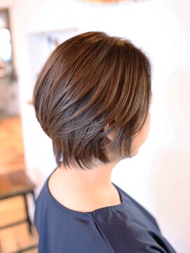 ヘアーサロン アージェ(Hair Salon Ange) フワッとまろやかな流れるバングのショートスタイル