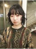 黒髪ニュアンスカーリーパーママッシュウルフカット