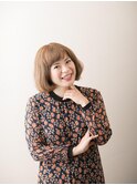 大人のショートボブで知的な女性らしさを表現