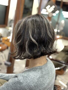 ヤソ(yaso) シルバー系ハイライトボブ　　ハイライトちょい足しでオシャレ！